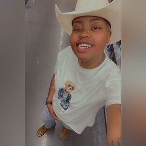 Meet your Posher, Almeta